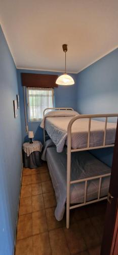 ein Schlafzimmer mit zwei Etagenbetten in einem Zimmer in der Unterkunft La Casona de Cangas - Para 12 pax - VV-3200-AS in Cangas de Onís