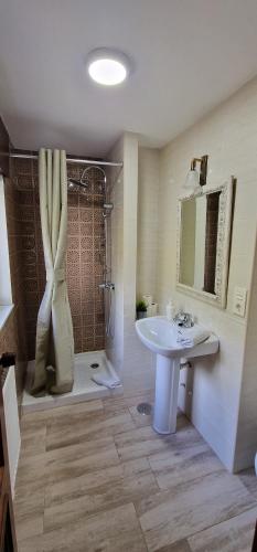 ein Badezimmer mit Waschbecken und Dusche in der Unterkunft La Casona de Cangas - Para 12 pax - VV-3200-AS in Cangas de Onís