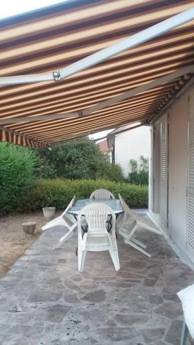 d'une terrasse avec une table et des chaises sous un auvent. dans l'établissement Séjour Maison De Compagne Dordives - 1h de Paris, à Dordives