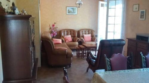 un salon avec un canapé et des chaises dans l'établissement Séjour Maison De Compagne Dordives - 1h de Paris, à Dordives