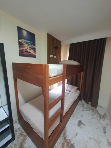 Ένα ή περισσότερα κρεβάτια σε δωμάτιο στο JMC4 Bunks near Alona Beach Bohol