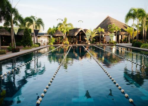 Bazén v ubytování Ilocos Urban Wave Resort nebo v jeho okolí