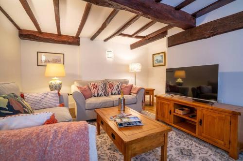TV a/nebo společenská místnost v ubytování Saltbox Stays 3 bed house, 2 baths, sleeps 6, fast wifi, central location