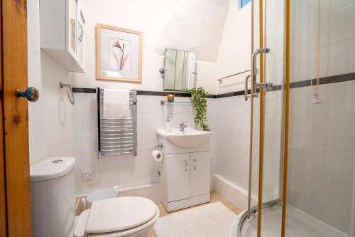 Koupelna v ubytování Saltbox Stays 3 bed house, 2 baths, sleeps 6, fast wifi, central location