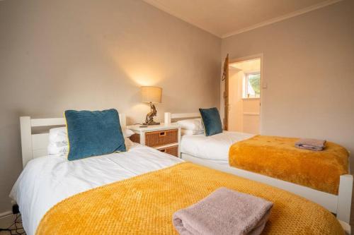 Postel nebo postele na pokoji v ubytování Saltbox Stays 3 bed house, 2 baths, sleeps 6, fast wifi, central location