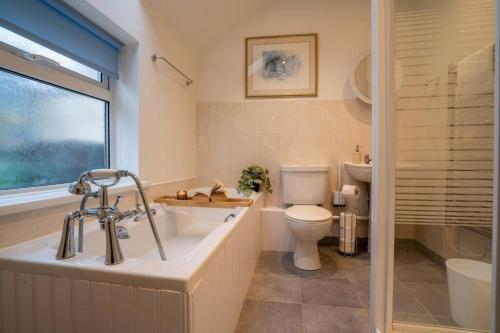 Koupelna v ubytování Saltbox Stays 3 bed house, 2 baths, sleeps 6, fast wifi, central location