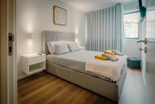 una camera da letto con un letto con due asciugamani sopra di The Cale - Antero de Quental 31 a Porto