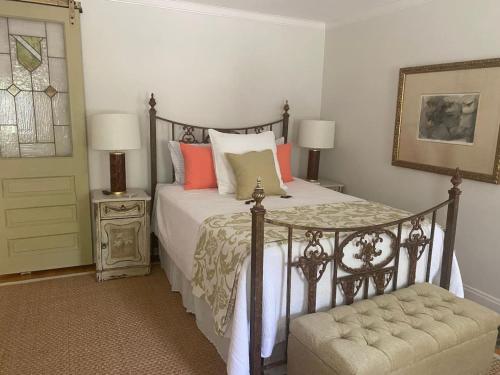 Postel nebo postele na pokoji v ubytování Trouvaille House Suite 1 Provence Suite