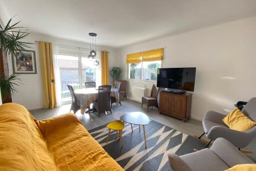 un salon avec un canapé et une table dans l'établissement 06CG Beautiful 2 bedroom apartment - garden, à Cagnes-sur-Mer