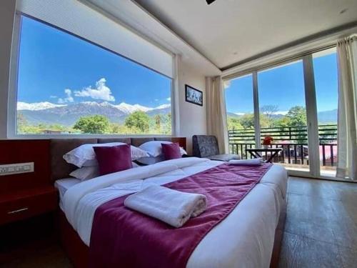 Postel nebo postele na pokoji v ubytování Hotel Sagar Residency - Best Mountain View Hotel in Palampur
