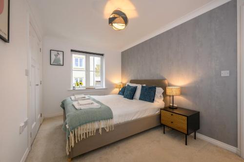 a bedroom with a large bed and a window at Cosy 2-Bed Apartment in Frome Near Town Centre! in Frome