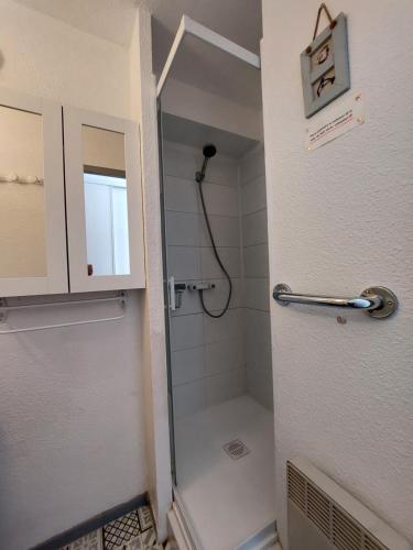 a shower stall in a bathroom with a shower at Luz St Sauveur, Appartement 3 personnes, superbe vue montagne, exposé sud, Résidence très calme in Luz-Saint-Sauveur