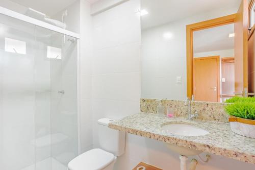 un bagno con wc, lavandino e doccia di GB112 - Belo Apartamento Duplex 4 suítes - Guarajuba a Monte Gordo