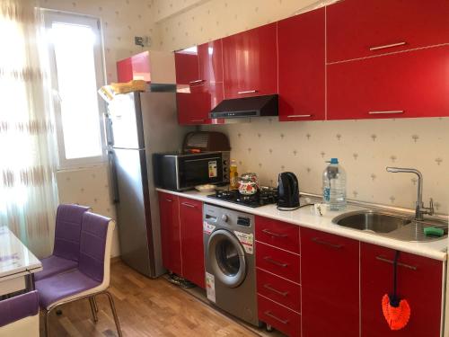 Dapur atau dapur kecil di Cozy Apartment