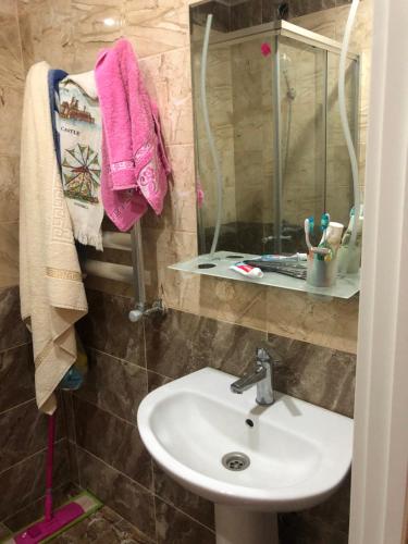 Bilik mandi di Cozy Apartment