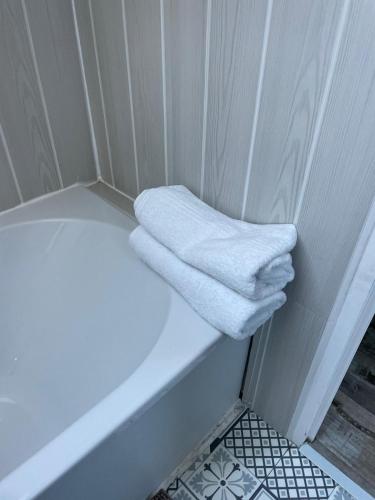 - une serviette blanche assise au bord d'une baignoire dans l'établissement LE BALI, à Besançon