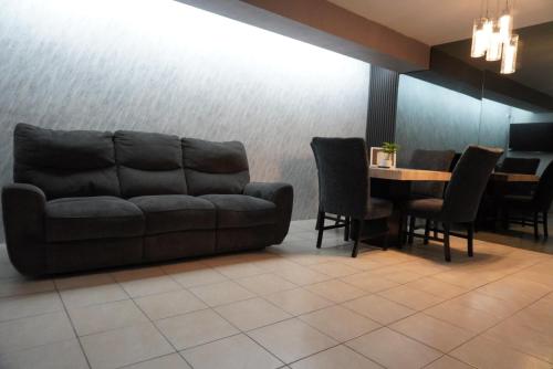 a living room with a couch and a table at casa Apodaca cerca del aeropuerto in Monterrey