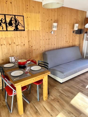 a dining room with a table and a bed at Appartement 4 personnes au pied des pistes - GP1 in Valmeinier