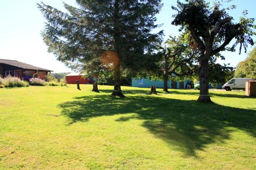 Taman di luar Ferienanlage Bullerbü
