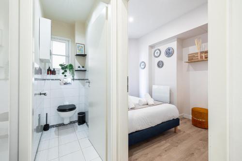une chambre avec un lit et une salle de bain avec WC dans l'établissement 10 AMIRAL 101 - Joli 3P climatise - Centre-ville, à Nice