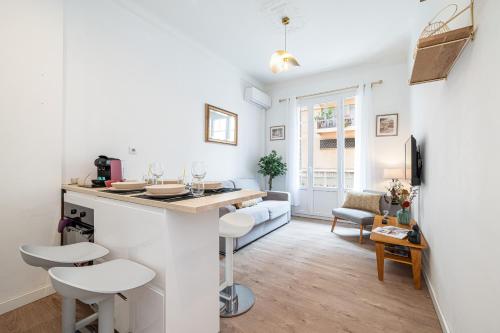 Cet appartement comprend une cuisine et un salon avec un bar. dans l'établissement 10 AMIRAL 101 - Joli 3P climatise - Centre-ville, à Nice