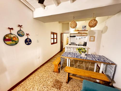 a kitchen with a table and a bench in a room at Casa Creta Doradal in Doradal
