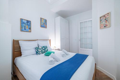 une chambre avec un lit avec des serviettes dessus dans l'établissement 10 AMIRAL 201 - Magnifique apt - 2 chambres - Centre-ville, à Nice