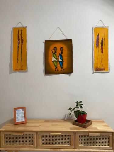 una mesa de madera con una pintura en la pared en AZAHAR MUSEO, en Sevilla