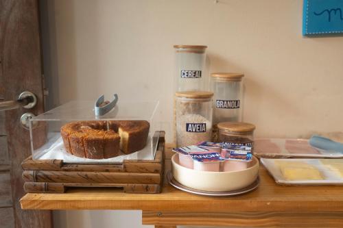 uma mesa com pão e outros itens sobre ela em Pousada Estrela Cordel em Fernando de Noronha