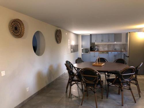 une cuisine et une salle à manger avec une table et des chaises dans l'établissement Maison Vendenheim, à Vendenheim