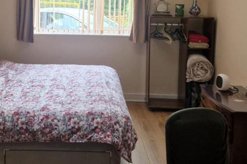 a bedroom with a bed and a desk and a window at Studio Lickey Hills Near Attractions Garden Pet Ok in Birmingham