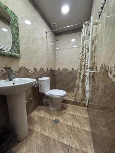 Bilik mandi di Hotel Amaras