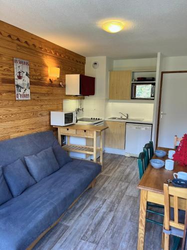 un salon avec un canapé et une cuisine dans l'établissement Appartement 6 personnes au pied des pistes - Ecrin des Neiges 205, à Valmeinier