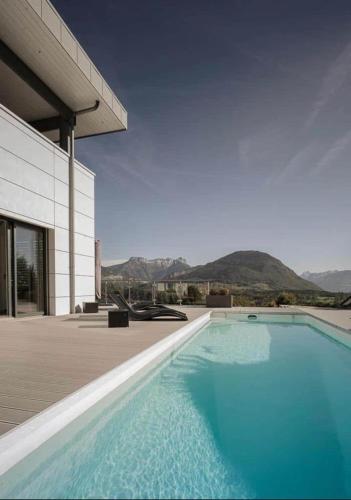une grande piscine à côté d'un immeuble dans l'établissement Luxueuse villa Annecy, à Argonay