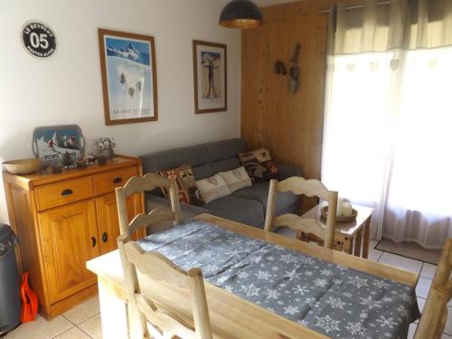 un salon avec une table et un canapé dans l'établissement Chalet Bastilor, à La Joue du Loup