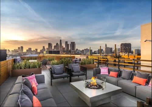 a rooftop patio with couches and a fire pit at Apart Hotel near Dodgers Stadium in Los Angeles