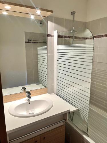 Ванная комната в Appartement 6 personnes au pied des pistes - GP1