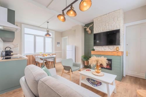 un salon avec un canapé et une cheminée dans l'établissement Le Green Lodge, à Faches-Thumesnil