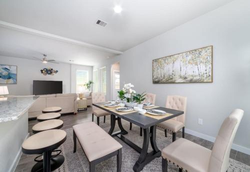 Ein Sitzbereich in der Unterkunft Modern and Spacious 4BR Home in Rosenberg, TX