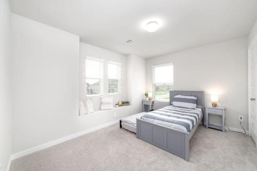 Ein Bett oder Betten in einem Zimmer der Unterkunft Modern and Spacious 4BR Home in Rosenberg, TX