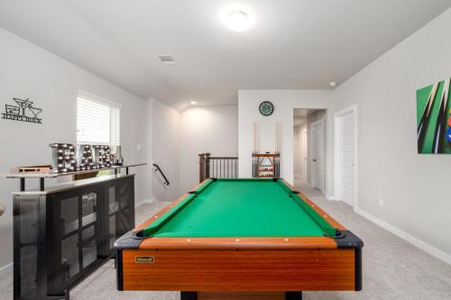 Ein Billardtisch in der Unterkunft Modern and Spacious 4BR Home in Rosenberg, TX