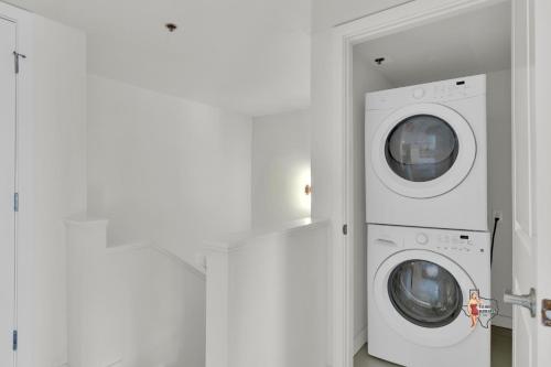 a laundry room with two washing machines in it at Bahia Mar-Solare Tower, Beachfront Resort with Two Pools in South Padre Island