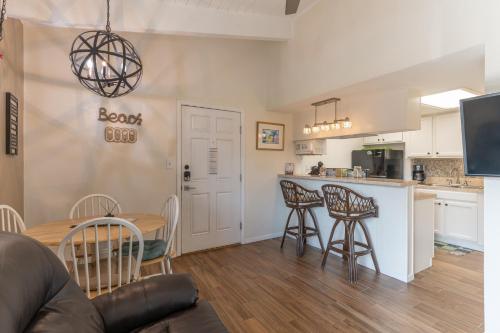 eine Küche und ein Esszimmer mit Tisch und Stühlen in der Unterkunft Tiki 250 in South Padre Island