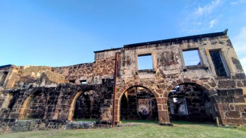 an old stone building with a blue sky in the background at Pousada Du’Forte in Praia do Forte
