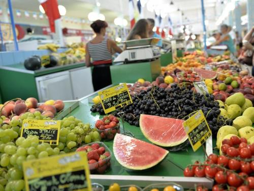 un stand de fruits dans une épicerie avec des fruits exposés dans l'établissement Studio Alcôve Confort face mer aux Sables-d'Olonne - FR-1-92-942, à Les Sables-dʼOlonne