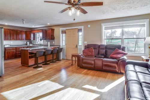Ruang duduk di Peaceful Russell Springs Home with Fire Pit and Pond!