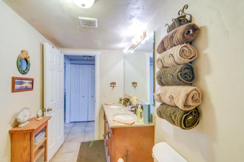 Ένα μπάνιο στο Downtown Del Norte Home Near Hiking and Fishing!