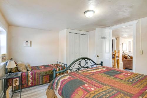 Ένα ή περισσότερα κρεβάτια σε δωμάτιο στο Downtown Del Norte Home Near Hiking and Fishing!