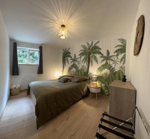 - une chambre avec un lit et des palmiers sur le mur dans l'établissement Logement 