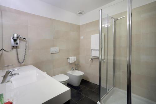 博拉泰的住宿－拉托雷塔酒店，带淋浴、盥洗盆和卫生间的浴室